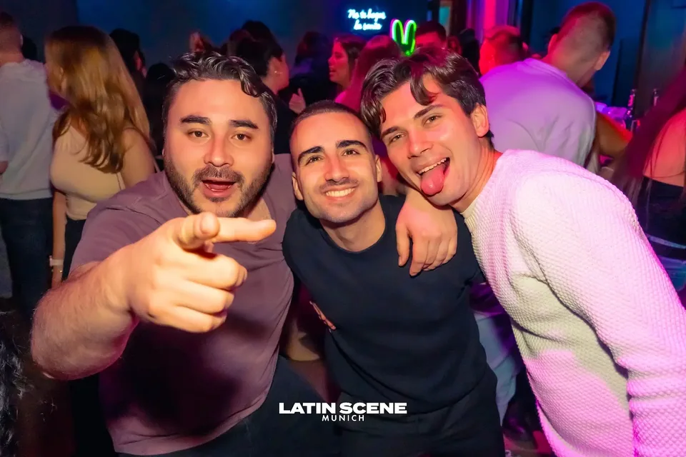 Drei Freunde feiern gemeinsam in La Casita