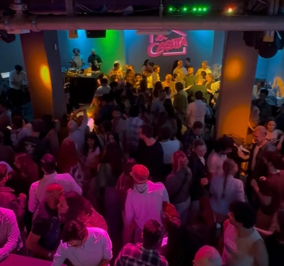 Gemeinsame Partynacht auf der Tanzfläche von La Casita