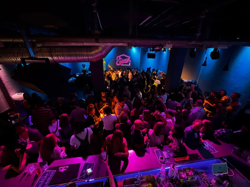Blick von oben über die volle Tanzfläche und die Bar von La Casita