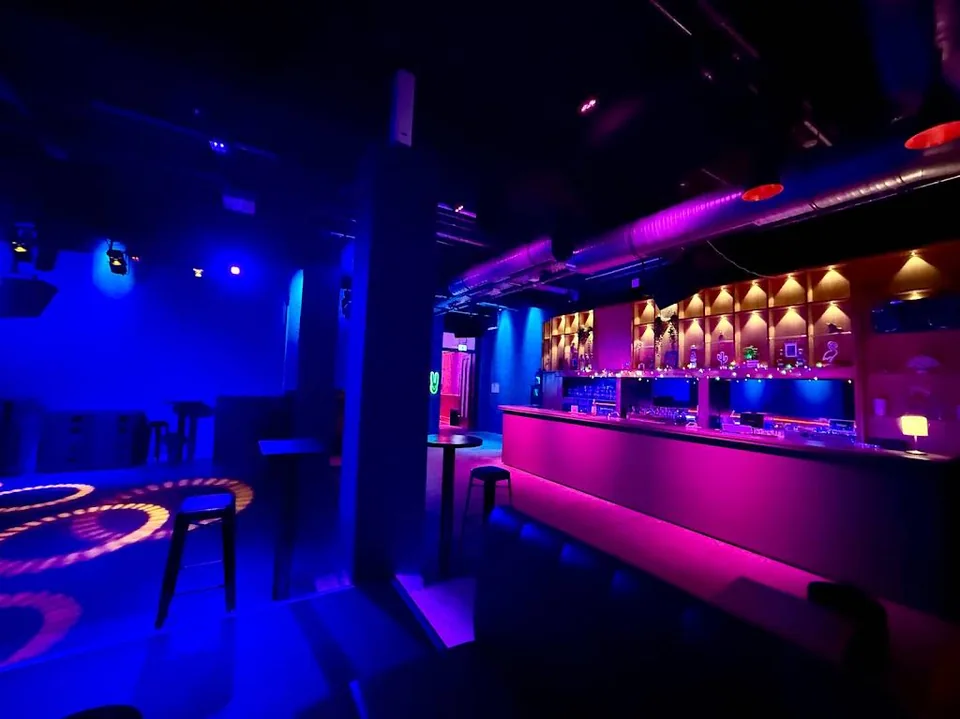 Beleuchtete Bar und Sitzplätze im La Casita Club